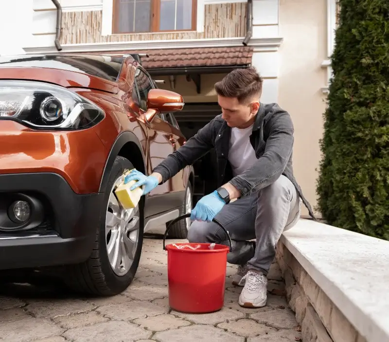 Lavage auto à domicile Haillicourt : professionnel intervenant sur un véhicule